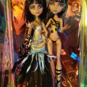 Monster High Dolls Cleo de nile "Ghouls Rule" and Gloom Beach"
